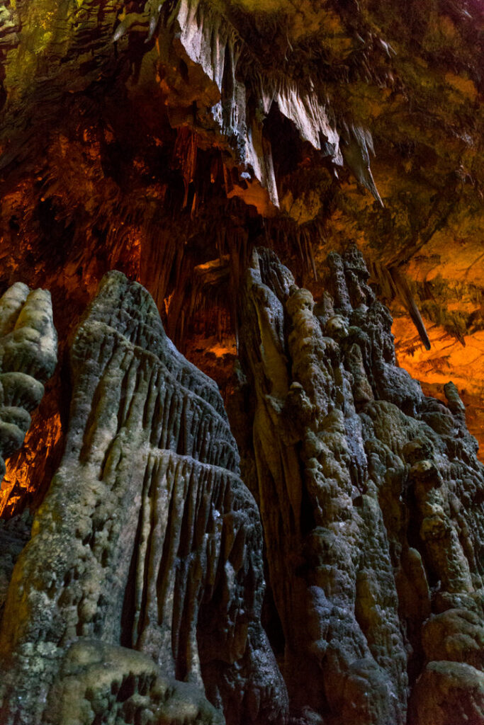 Stalaktitenund Stalagmiten in der Hölle von Castellana