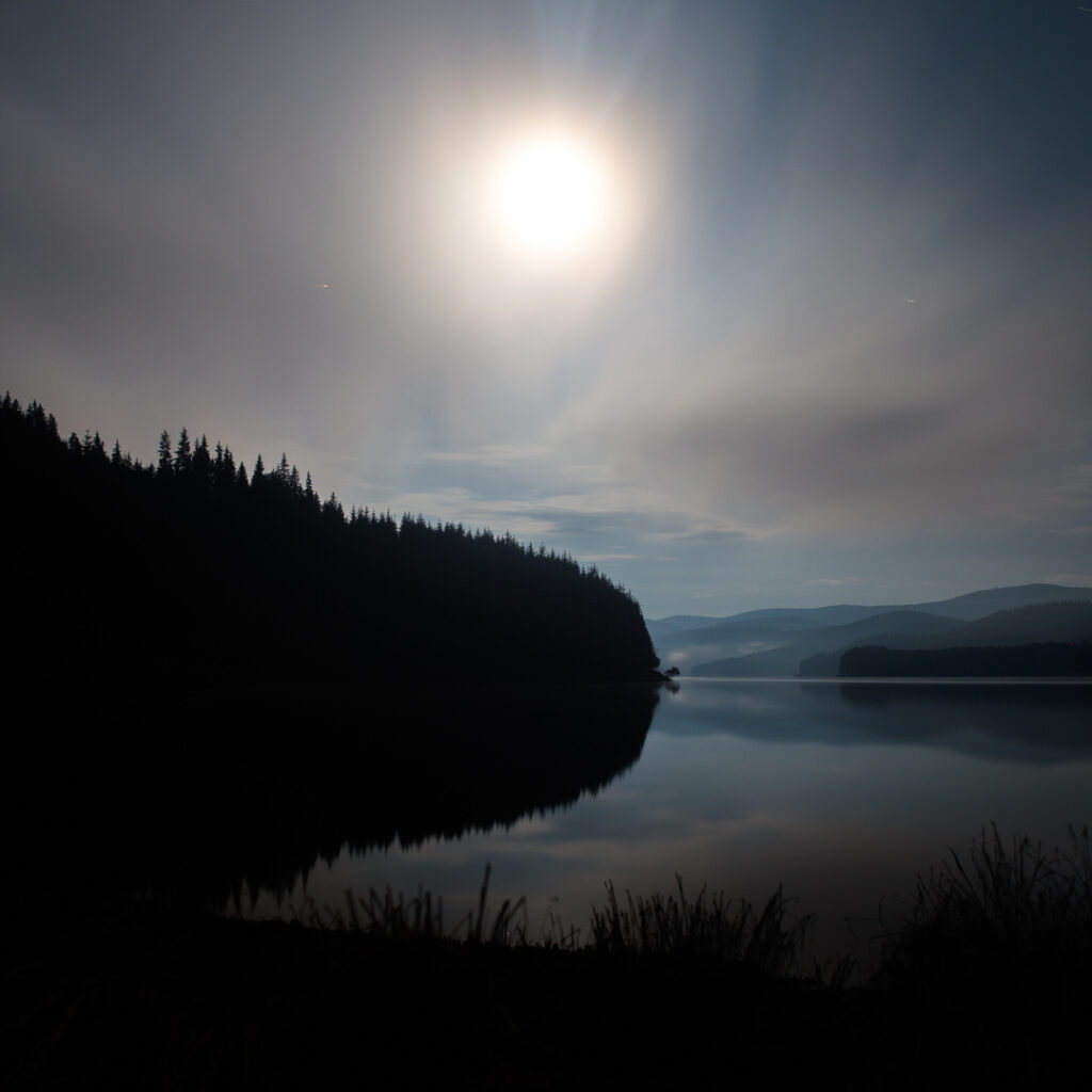 Oasa Stausee bei Nacht mit Spiegelung