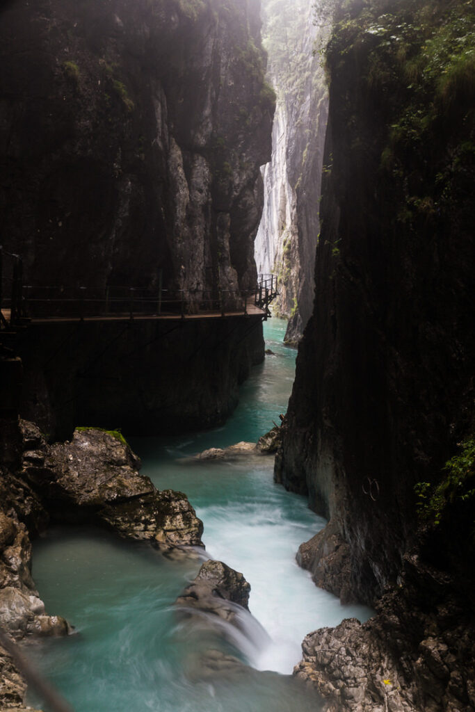 Schlucht einer Klamm mit strömendem Wasser