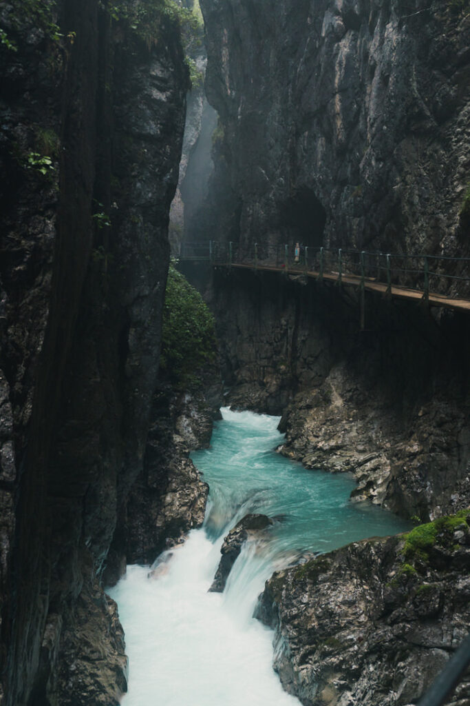 Schlucht mit strömenden Wassermassen