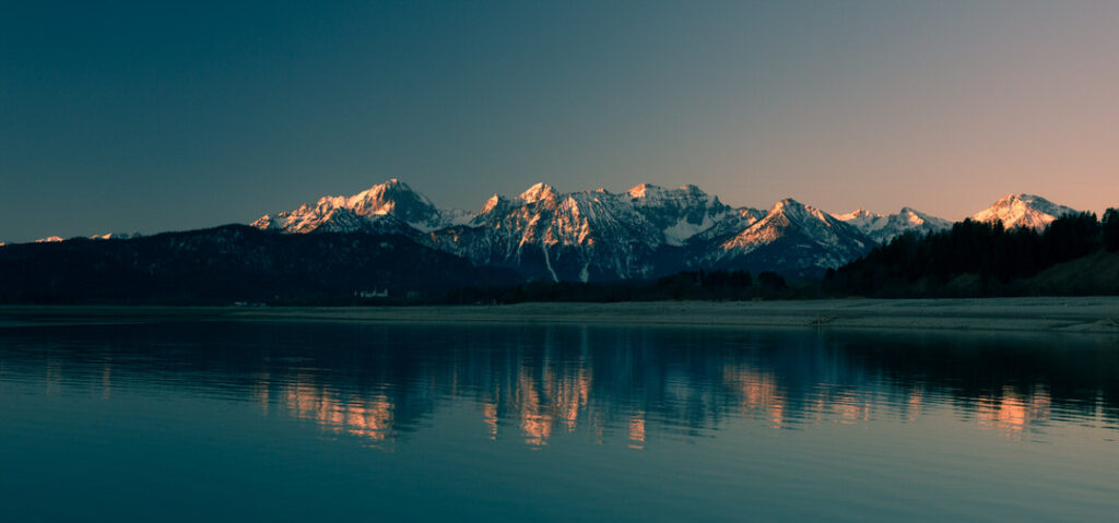 Morgendlicher Sonnenaufgang am Forggensee.