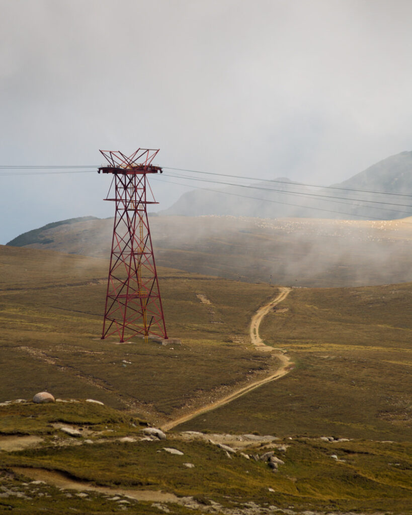 Gondel nahe Babele in Rumänien mit Straße daneben
