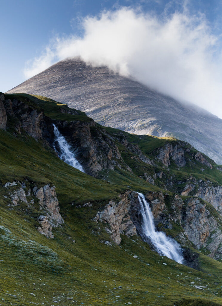 Berg mit Wolken und zwei Wasserfällen nahe des Großglockners