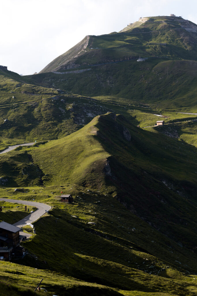 österreichische Hügel spielen mit dem Wurf des Schattens. Der Blick, in der Bildmitte fesselt die Weitläufigkeit des Geländes