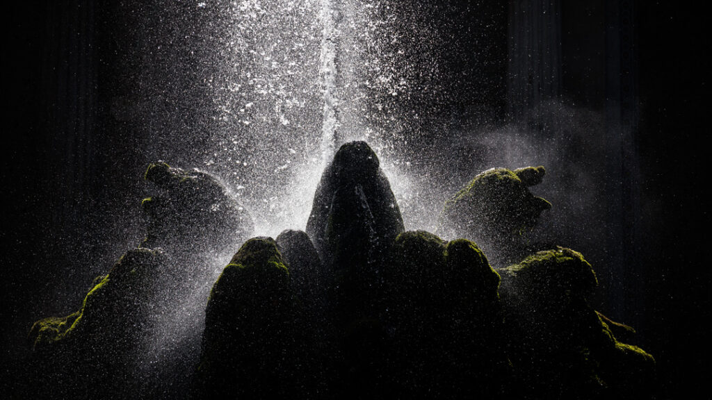 Tausende Details eines auf Stein treffenden Wasserstrahls